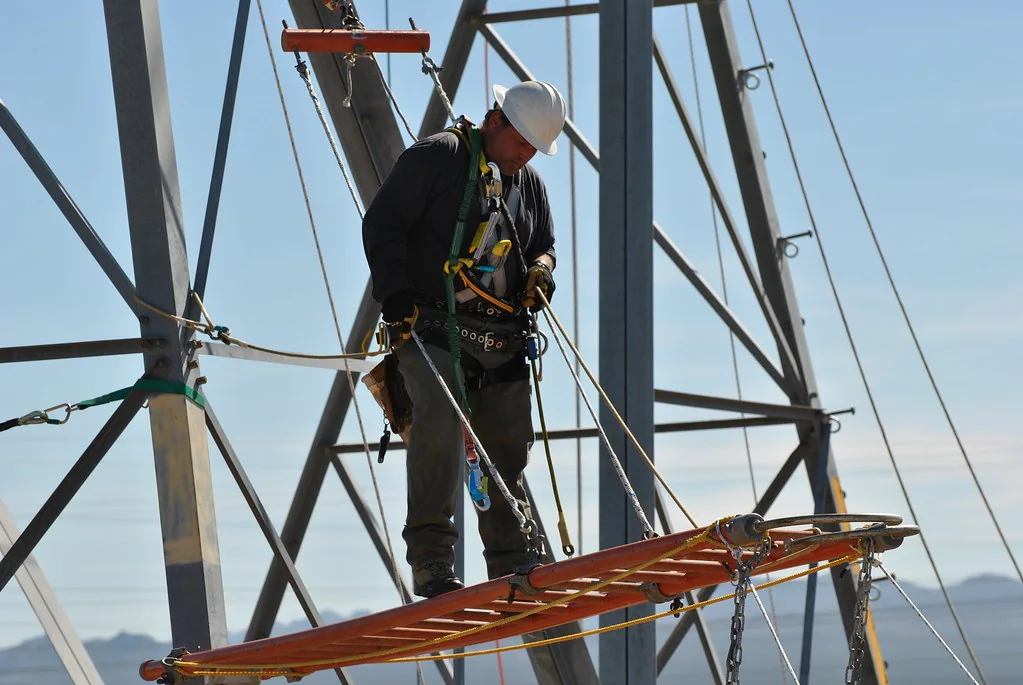 Técnico en trabajo vertical con arnés de seguridad