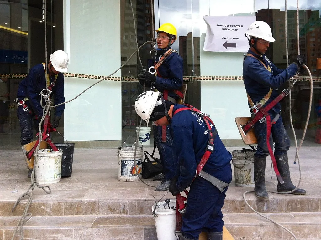 Técnicos de acceso por cuerdas en intervención de fachada