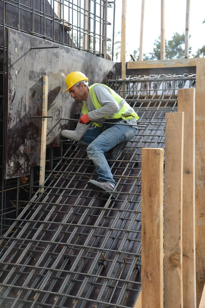 Técnico de construcción trabajando en estructura de concreto